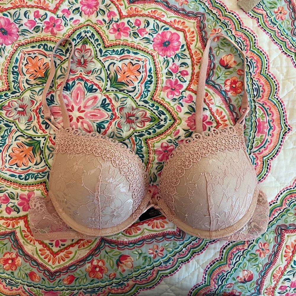 Victoria’s Secret bombshell plunge bra